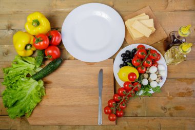 Ev yapımı sebze salatası peynir ve Bıldırcın yumurta