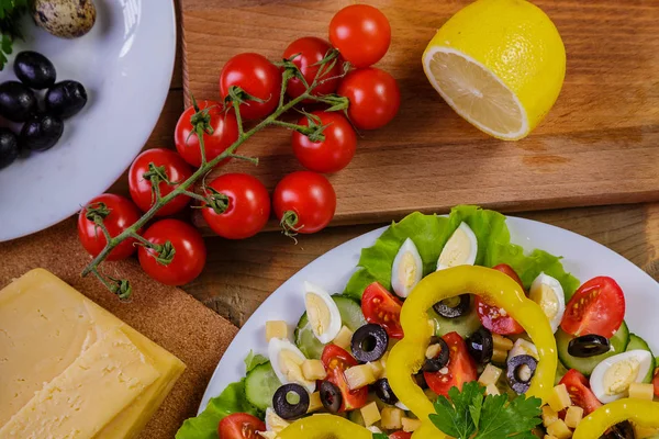 Ensalada Verduras Con Tomates Cherry Limón Queso Pimiento Amarillo — Foto de Stock