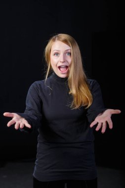 Güzel genç kadın çığlıkları siyah bir zemin üzerine