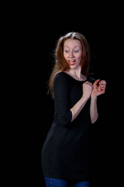 Korkmuş güzel genç kadın siyah bir zemin üzerine