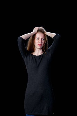 Siyah bir arka plan üzerinde rahatsız güzel ve genç birbayan