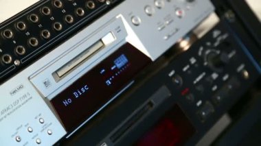 Kadın sağ el disk mini disk oynatıcı ekler ve parmağını ile üzerinde presler