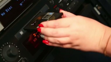 Bir sol el bir disk mini disk oynatıcı ekler ve onun parmaklarıyla iter