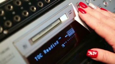 Kadın sağ el No DISC ekran ışıkları çıkarma mini disk kaydedici düğmesine basar
