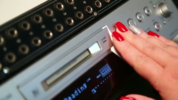 La main droite femelle appuie sur le bouton d'éjection mini enregistreur de disque, l'écran s'allume Pas de disque 