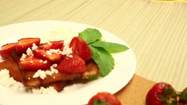 Dessert Van Toast Met Kwark Aardbeien Een Tafel Een Witte — Stockvideo