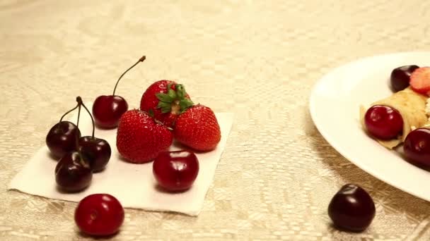 Dessert Gemaakt Van Pannenkoeken Gevuld Met Kwark Met Aardbeien Kersen — Stockvideo