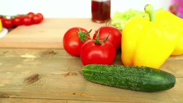 Cucina Insalata Verdure Fatta Casa Con Pomodorini Formaggio Uova Quaglia — Video Stock