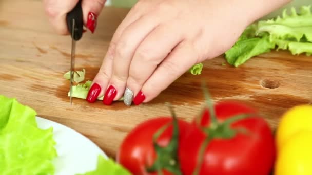 Cozinhar Salada Legumes Caseira Com Tomate Cereja Queijo Ovos Codorna — Vídeo de Stock