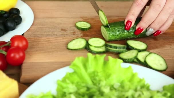 Matlagning Hemlagad Grönsakssallad Med Körsbärstomater Ost Och Vaktelägg — Stockvideo