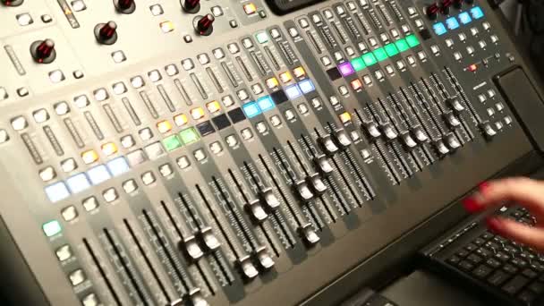 Main Femelle Rihte Déplace Bouton Fader Sur Console Mixage Sonore — Video