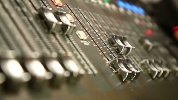 Vrouwelijke Rihte Hand Beweegt Fader Knop Sound Mixing Console Close — Stockvideo