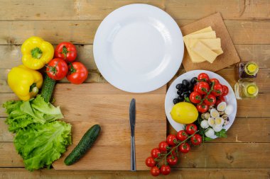 Ev yapımı salata domates, peynir, sarı biber ve salatalık ile hazırlanması. Yatay
