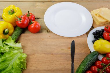 Ev yapımı domates, peynir, sarı biber ve Pekin lahana salatası hazırlanması. Yatay