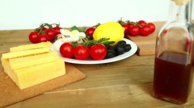 Hazırlık kiraz domates ile ev yapımı sebze salatası peynir ve Bıldırcın yumurta. Panorama soldan sağa doğru sosu şişesiyle geçmiş