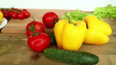 Hazırlık kiraz domates ile ev yapımı sebze salatası peynir ve Bıldırcın yumurta. Sağdan sola bir şişe zeytinyağı geçmiş Panorama