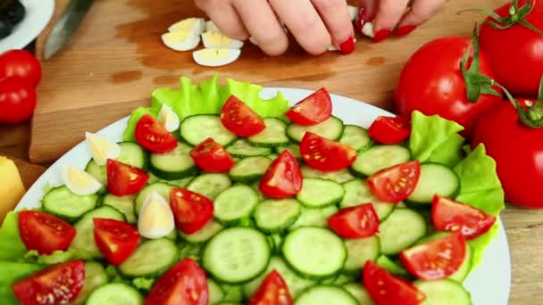 Przygotowanie Domu Warzywo Sałatka Pomidorków Koktajlowych Ser Jaja Przepiórki Kobieta — Wideo stockowe