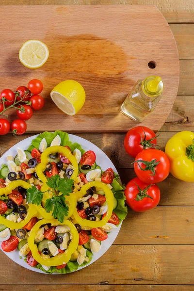 Bereiding Van Huisgemaakte Salade Met Cherry Tomaten Kaas Kwarteleitjes Olijfolie — Stockfoto