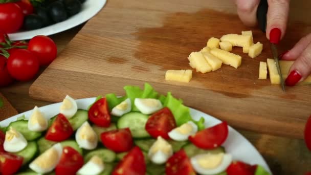 Förberedelse Hemmagjord Grönsakssallad Med Körsbärstomater Ost Och Vaktelägg Kvinnliga Händer — Stockvideo