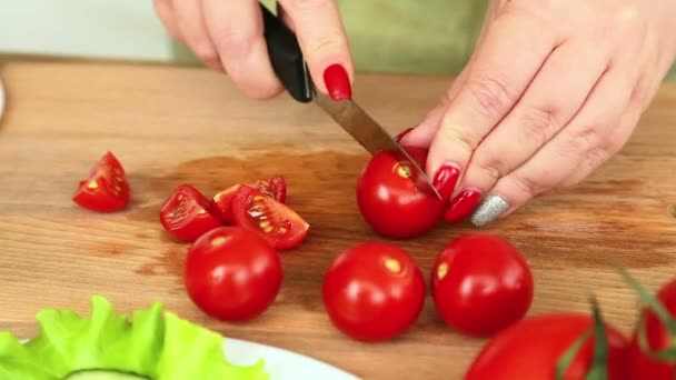 Herstellung Von Hausgemachtem Gemüsesalat Mit Kirschtomaten Käse Und Wachteleiern Frauenhände — Stockvideo