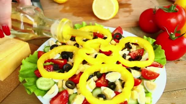 Voorbereiding Van Zelfgemaakte Groente Salade Met Cherry Tomaten Kaas Kwartel — Stockvideo