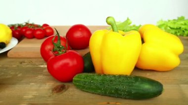 Ev yapımı sebze salatası pişirme ile domates, peynir ve Bıldırcın yumurta