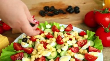 Ev yapımı sebze salatası pişirme ile domates, peynir ve Bıldırcın yumurta