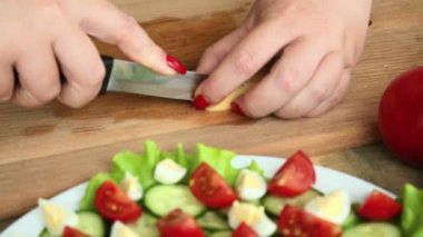 Hazırlık kiraz domates ile ev yapımı sebze salatası peynir ve Bıldırcın yumurta. Eller peynir bir bıçak ile kesmek. Kamera soldan için doğru yakın çekim hareket.