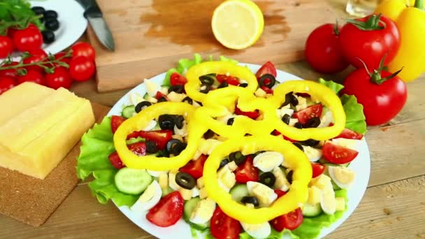 Préparation Une Salade Légumes Maison Avec Tomates Cerises Fromage Oeufs — Video
