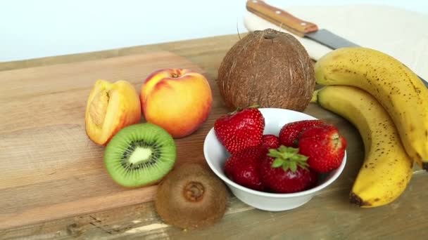 Preparazione Cocktail Frutta Tagliere Banane Kiwi Fragole Pesche Cocco Fotocamera — Video Stock