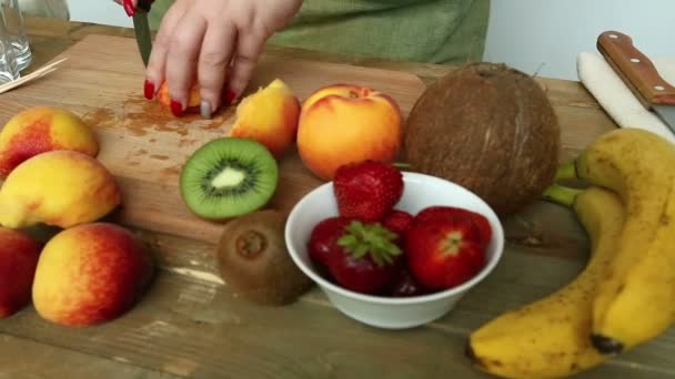 Žena Prkénku Regulaci Broskvové Nůž Kamera Pohybuje Zprava Doleva — Stock video