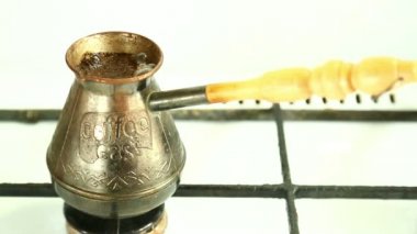 Gaz yakıcı ve kaynar kahve demlendi