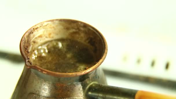 咖啡是用煤气燃烧器酿造的 煮沸的 — 图库视频影像