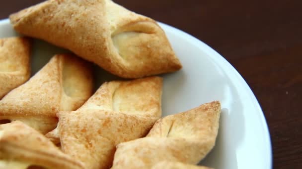 Petit Déjeuner Matinal Les Croissants Reposent Dans Une Assiette Blanche — Video