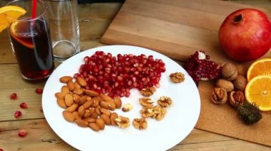 Bir kadın kendi elleri ile ceviz bir tabağına koyuyor. HD dolly ile vurdu. Kamera soldan sağa taşır.