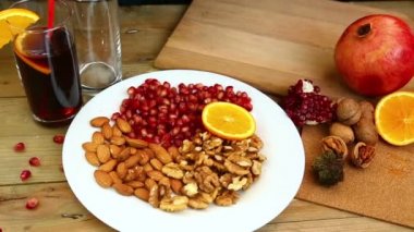 Bir kadın kendi elleri ile portakal bir tabağına koyuyor. HD dolly ile vurdu. Kamera soldan sağa taşır.