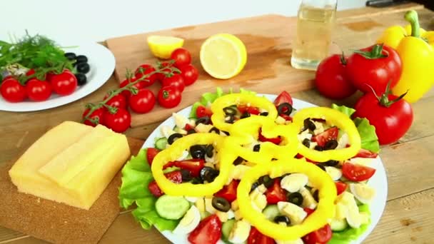 Voorbereiding Van Zelfgemaakte Groente Salade Met Cherry Tomaten Kaas Kwartel — Stockvideo