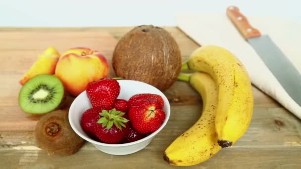Billet Voor Fruit Cocktail Een Cutting Board Bananen Aardbeien Perzik — Stockvideo