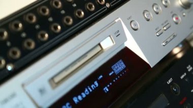 Kadın sağ el çıkarma mini disk kaydedici düğmesine basar. öyle çıkar