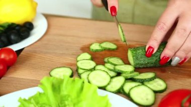 Ev yapımı sebze salatası pişirme ile domates, peynir ve Bıldırcın yumurta