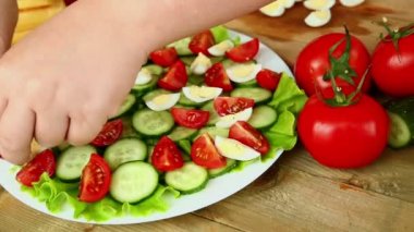 Bir kadın bir sebze salatası bıldırcın yumurtası ile süsle.