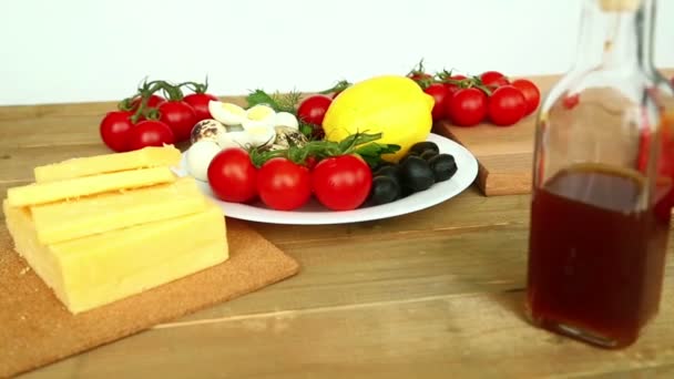 Cocinar Ensalada Verduras Casera Con Tomates Cherry Queso Huevos Codorniz — Vídeo de stock