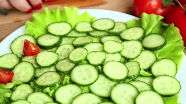 Bereiding Van Huisgemaakte Salade Met Cherry Tomaten Komkommers Kaas Kwartel — Stockvideo