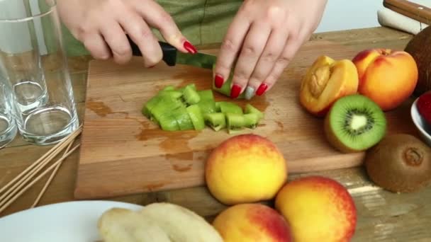 フルーツ サラダのピーチのナイフ療法を持つ女性 — ストック動画