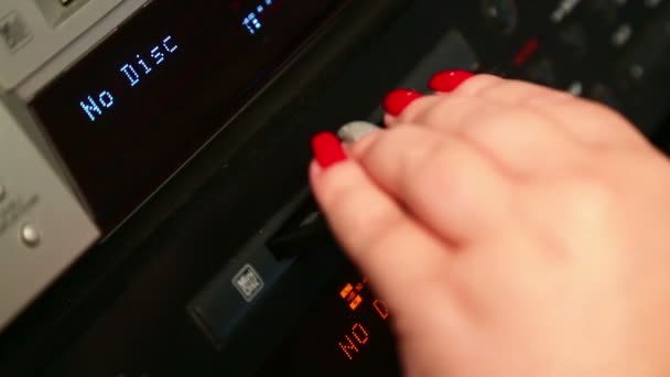 디스크 플레이어에 디스크를 여성의 오른손 — 비디오
