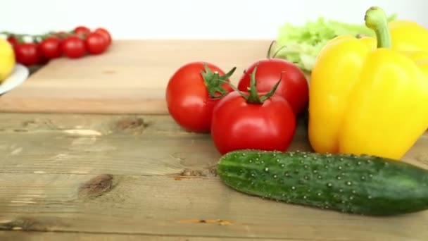 Gotowanie Domu Sałatka Jarzynowa Pomidorkami Ser Jaja Przepiórki — Wideo stockowe