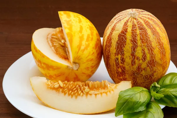 Vietnamca kavun, kireç, boyalı bir arka plan ile beyaz tabakta vardır. Yatay