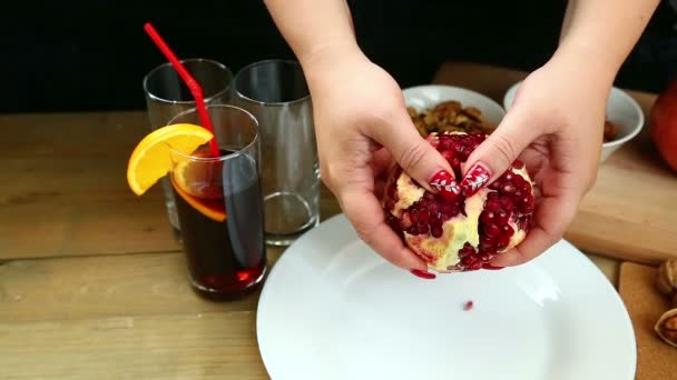 Ett Träbord Bryter Kvinna Ett Granatäpple Genom Egna Händer Som — Stockvideo