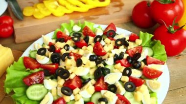 Ev yapımı sebze salatası pişirme ile domates, peynir ve Bıldırcın yumurta