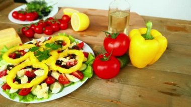 Ev yapımı sebze salatası pişirme ile domates, peynir ve Bıldırcın yumurta